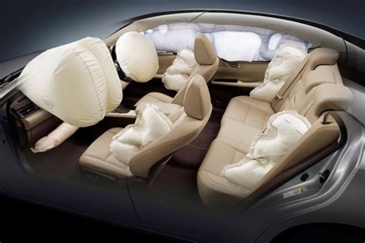 Can airbags break ribs?