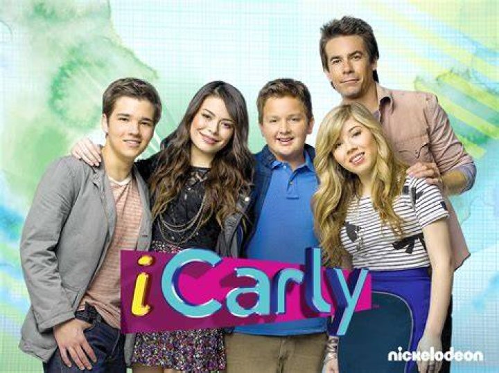How old was Carly in iCarly Season 2?