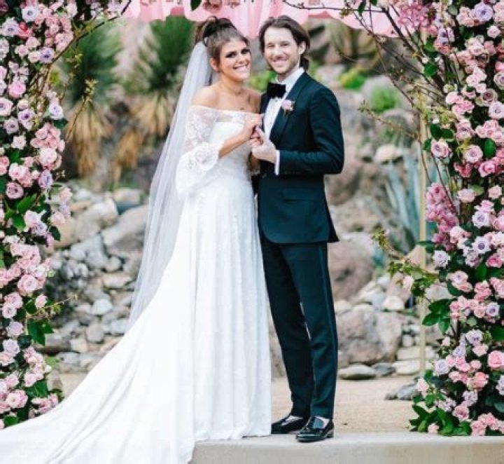Molly Tarlov Marries Alexander Noyes See Her Wedding Dress
