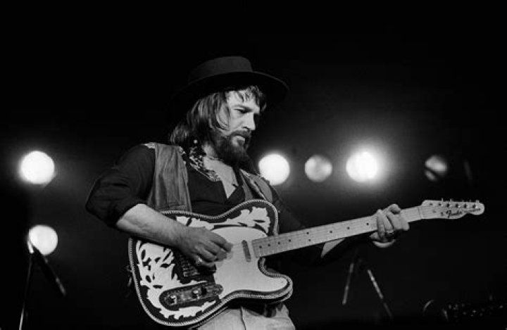 Waylon Jennings Love Of The Common People / Hangin&acute;on / Only The